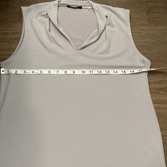 🥭(4 for $15) Grey Tahari Blouse - Picture 3 of 6